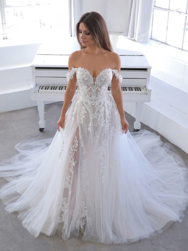 Natsuko Enzoani Brautkleid mit Schlitz und Tüll Carmenträger Brautmodengeschäft VeRina Brautmode in Hille Rothenuffeln
