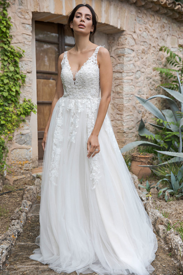 AnnAngelex Brautkleid B2254 fließende Spitze Träger V Ausschnitt bei VeRina Brautmoden in Hille Rothenuffeln