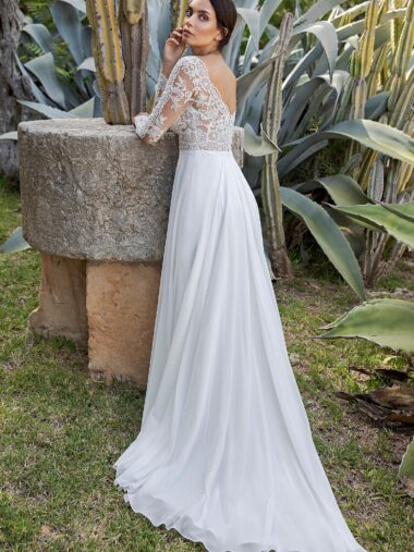 AnnAngelex Brautkleid B2264 Chiffon Kleid langen Ärmeln und leichten Schleppe Corsage Spitze und Perlen bedeckt Rücken hat einen tiefen Ausschnitt bei VeRina Brautmoden in Hille Rothenuffeln