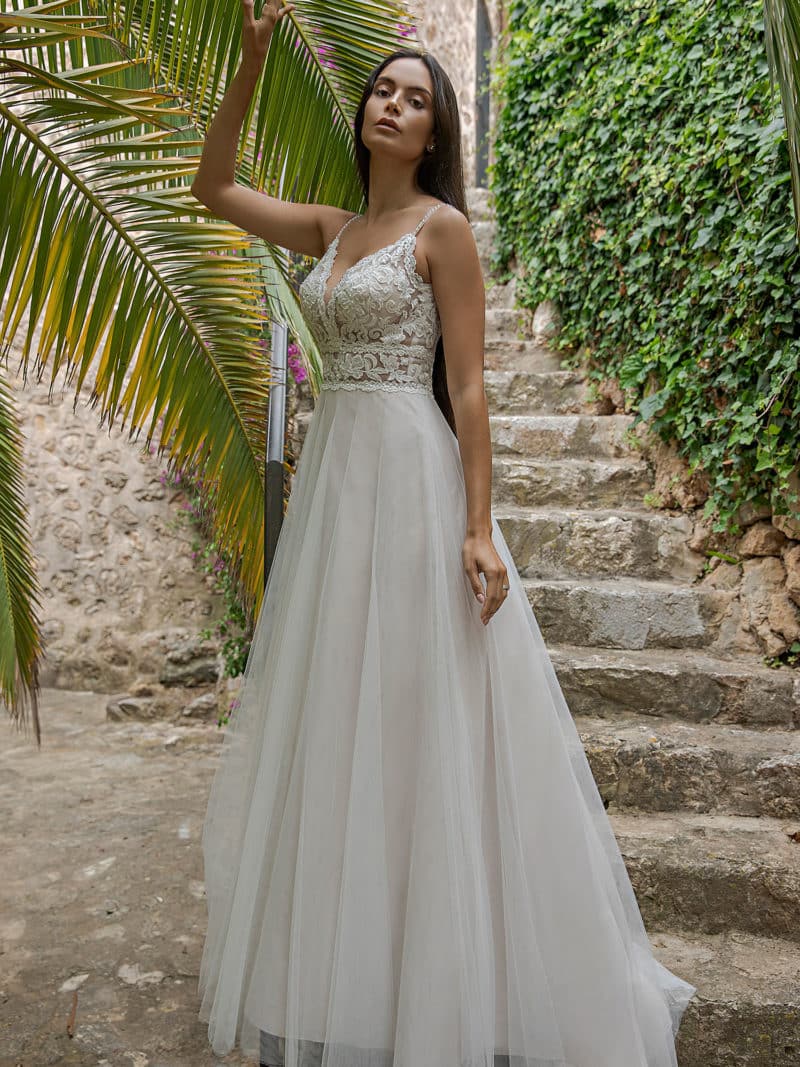 AnnAngelex B2265 Ein luftig es Brautkleid für eine standesamtliche Trauung mit einen Chiffon Rock und die Corsage ist mit Spitze und Perlen bedeckt bei VeRina Brautmoden in Hille Rothenuffeln