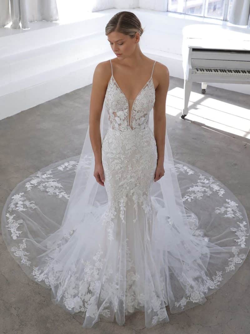 Nisha-Enzoani-Brautkleid-VeRina-Hille-Brautmodenladen-Spitze-Träger-Weddingdress-Traumbrautkleid-Brautmodenladen-in-Hille-Bridetobe-Kollektion-2021-Meerjungfrauenkleid-cutout-blush-ivory-Hochzeitskleid-