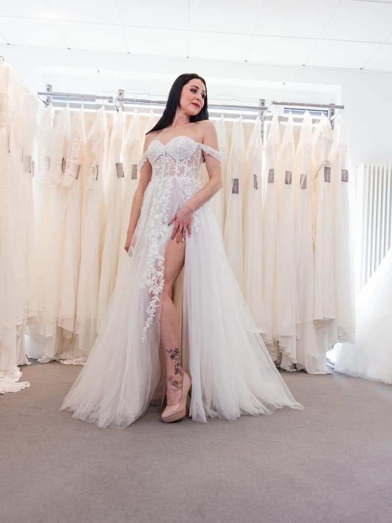 AL17173 Amera Vera Brautkleid mit Schlitz Tüllkleid bei VeRina Brautmoden in Hille Rothenuffeln