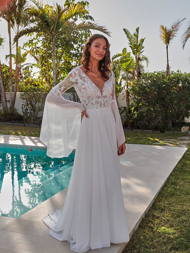 2301 Lisa Donetti bei VeRina Brautmoden in Hille Rothenuffeln Chiffon Chiffonkleid ivory champagner Flatterärmel lange Ärmel Perlenkante V Rückenausschnitt Spitze durchsichtige Corsage