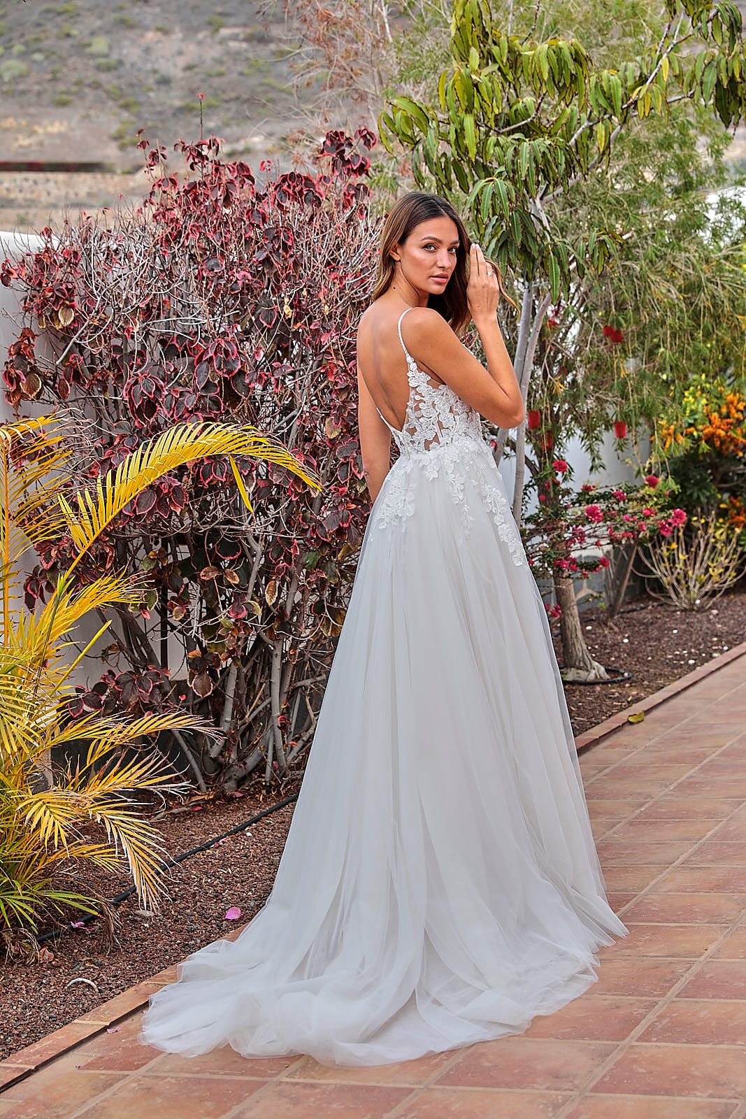 30601 Novabella DL be VeRina Brautmoden in Hille Rothenuffeln ivory Nude Champagner Tüllklei Brautkleid Spaghettiträger tiefer V Ausschnitt große Spitze durchsichtige Corsage (1)