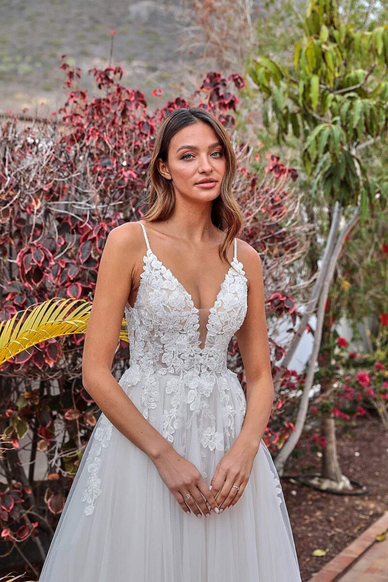 30601 Novabella DL be VeRina Brautmoden in Hille Rothenuffeln ivory Nude Champagner Tüllklei Brautkleid Spaghettiträger tiefer V Ausschnitt große Spitze durchsichtige Corsage (2)