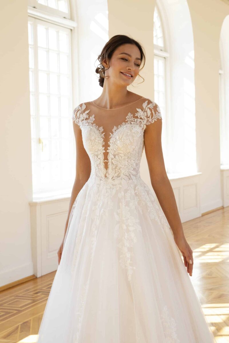 50662 DeLuxe Lisa Donetti bei VeRina Brautmoden in hille Rothenuffeln Hochzeitskleid Brautkleid Tüllkleid Spitze tiefer Ausschnitt Schleppe Tattoospitze2