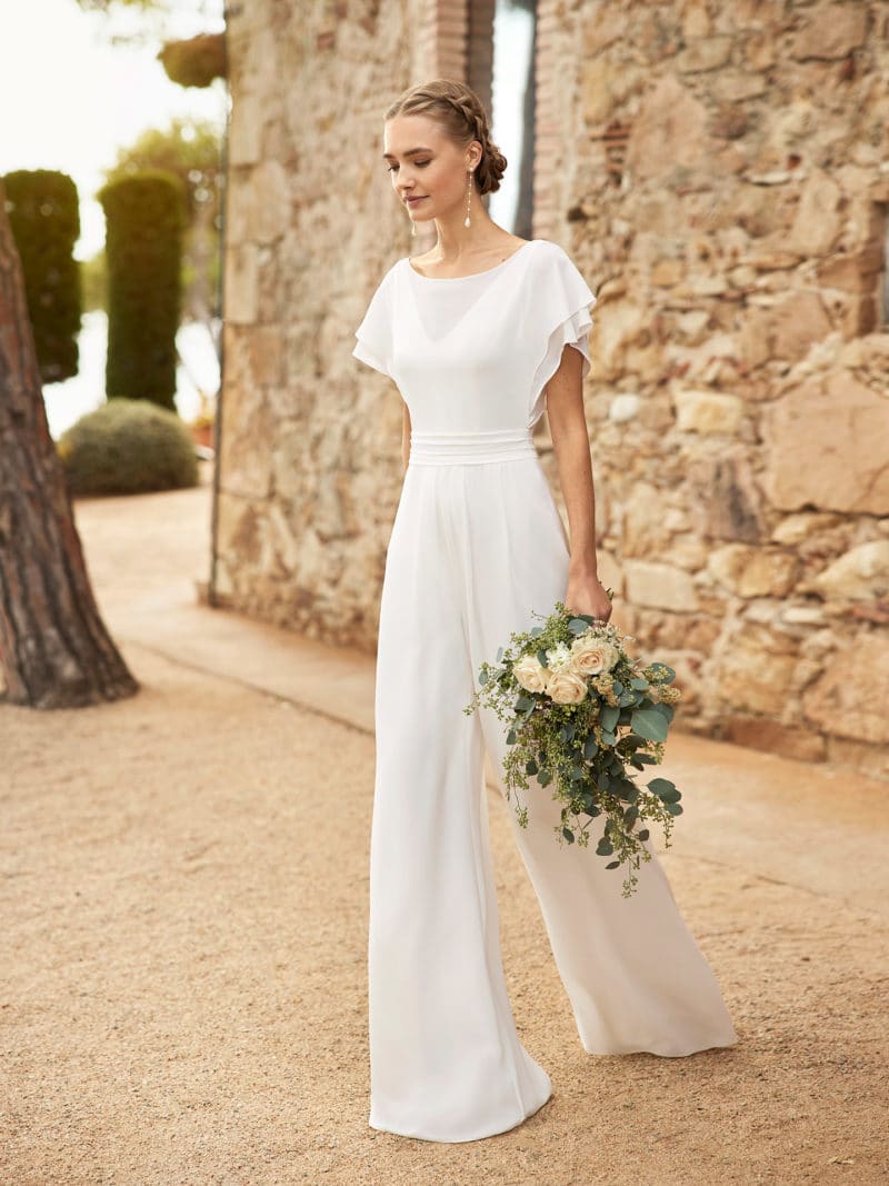 Jumpsuit RACHEL ALMA NOVIA Overall bei VeRina Brautmoden in Hille Rothenuffeln ivory Brautmodengeschäft gerader Schnitt U Boot Auschnitt V Rückenausschnitt Perlmuttknopfdetail Kreppstoff