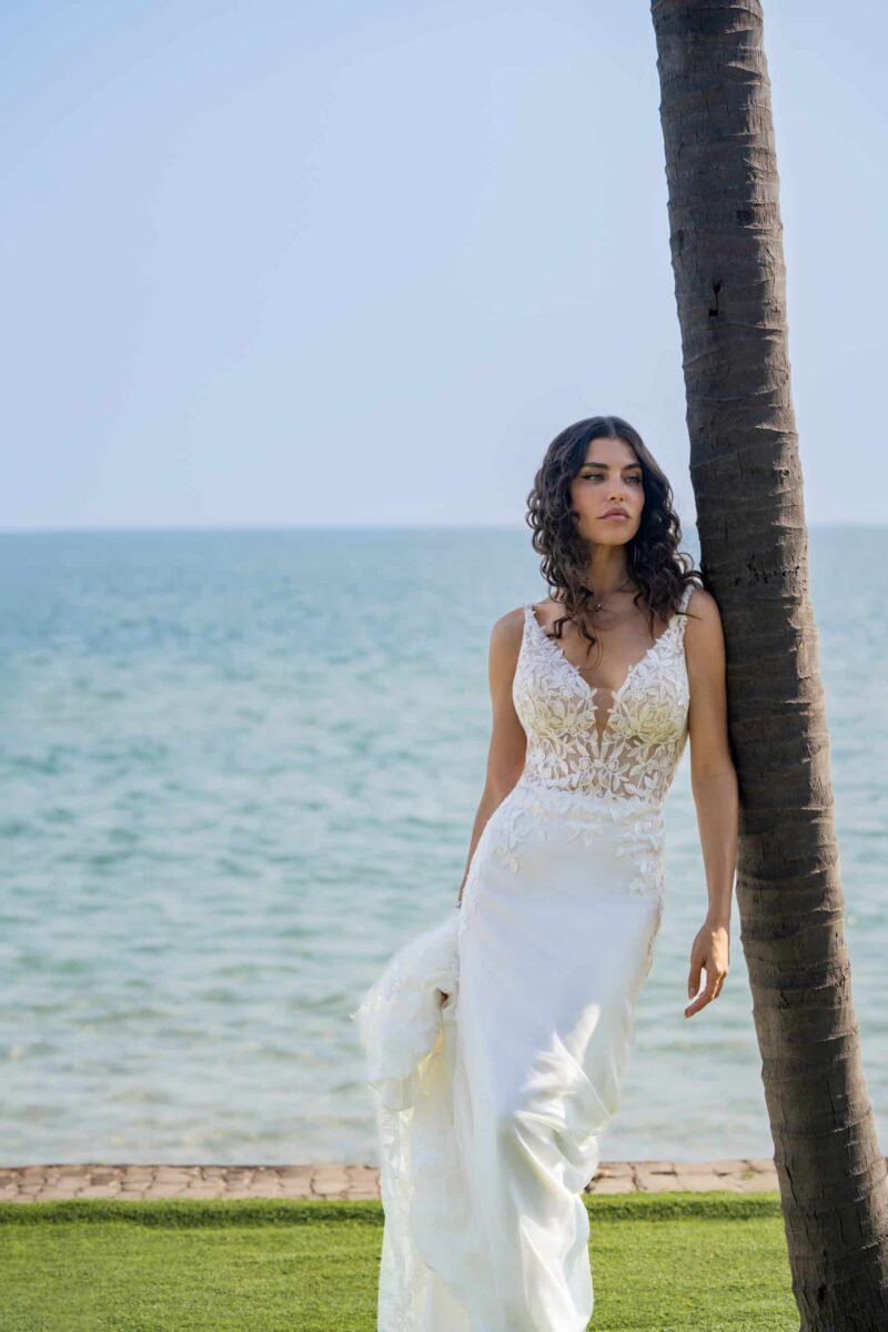 10111 Amelie Brautkleid Fit und Flare bei VeRina Brautmode in Hille Rothenuffeln schlichter Rock mit Schleppe V Ausschnitt dünne Träger durchsichtiger Rücken (3)