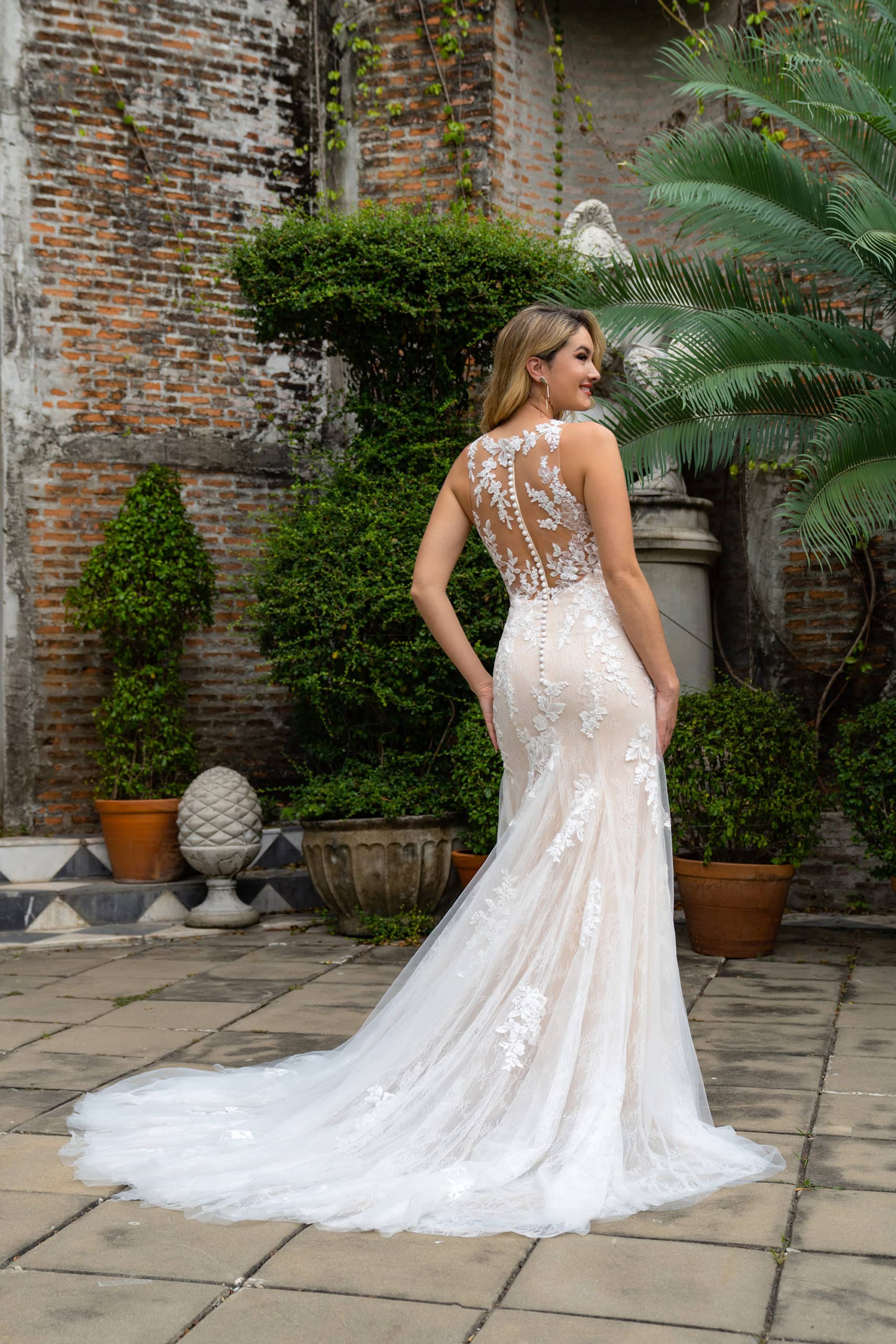 20328 Amelie Brautkleid Meerjungfrau mermaid bei VeRina Brautmoden in Hille Rothenuffeln 3D Tattoospitze hochgeschlossen durchsichtiger Rücken Schleppe (2)