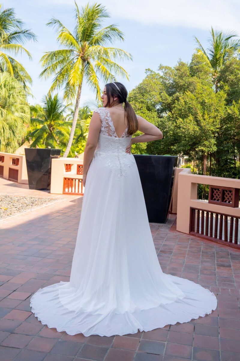 30117W Amelie Brautkleid bei VeRina Brautmoden in Hille Rothenuffeln Chiffon große Größen V Ausschnitt Rücken V Ausschnitt breite Träger florale Spitze (2)