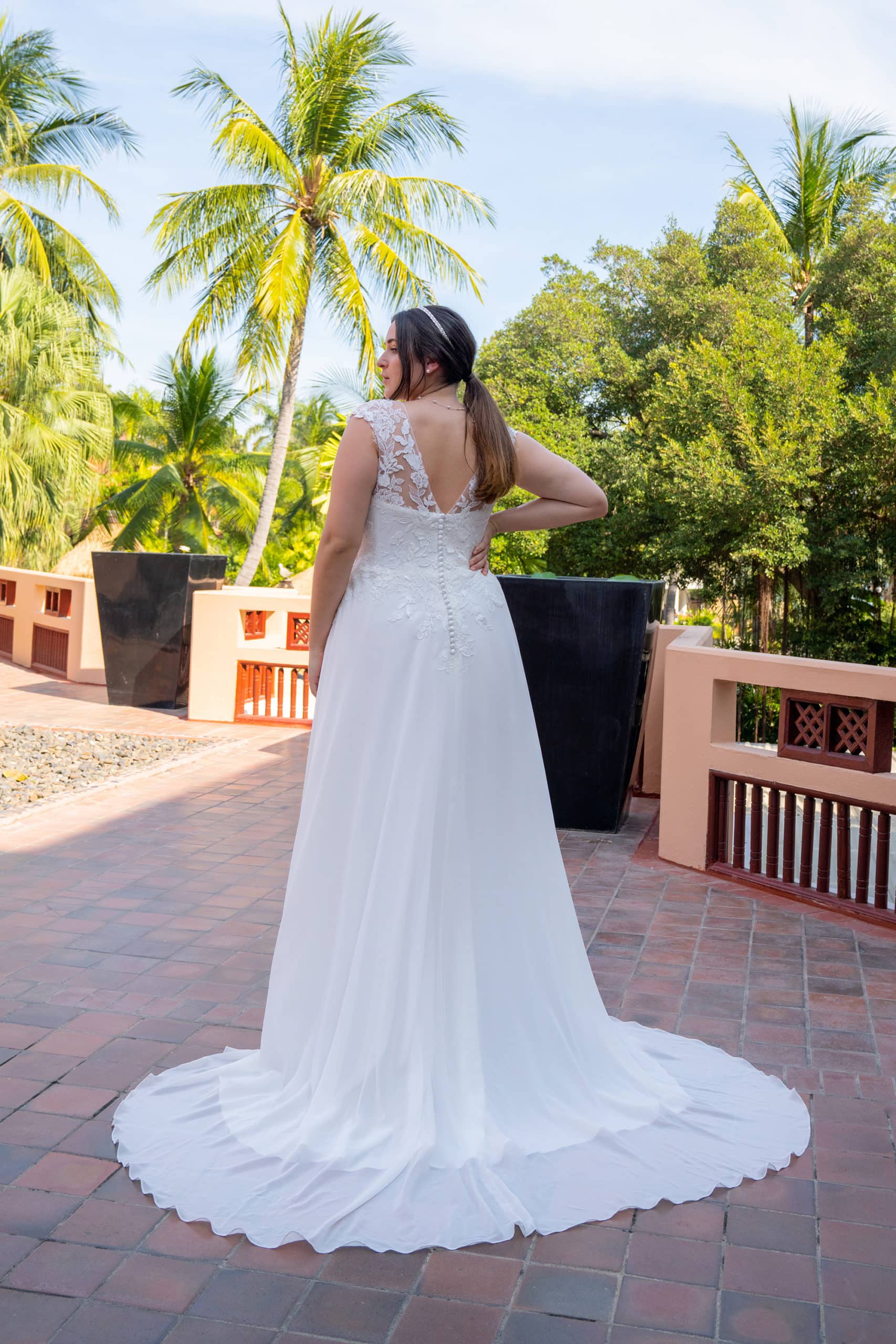 30117W Amelie Brautkleid bei VeRina Brautmoden in Hille Rothenuffeln Chiffon große Größen V Ausschnitt Rücken V Ausschnitt breite Träger florale Spitze (2)