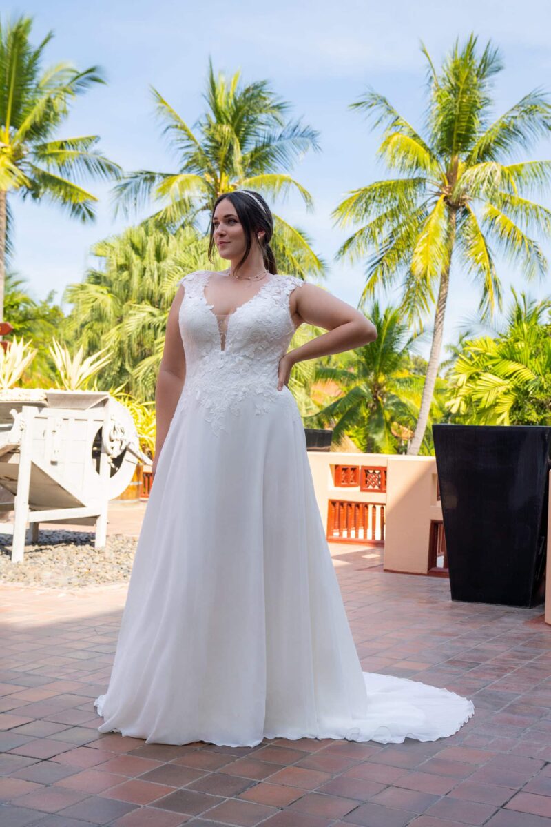30117W Amelie Brautkleid bei VeRina Brautmoden in Hille Rothenuffeln Chiffon große Größen V Ausschnitt Rücken V Ausschnitt breite Träger florale Spitze