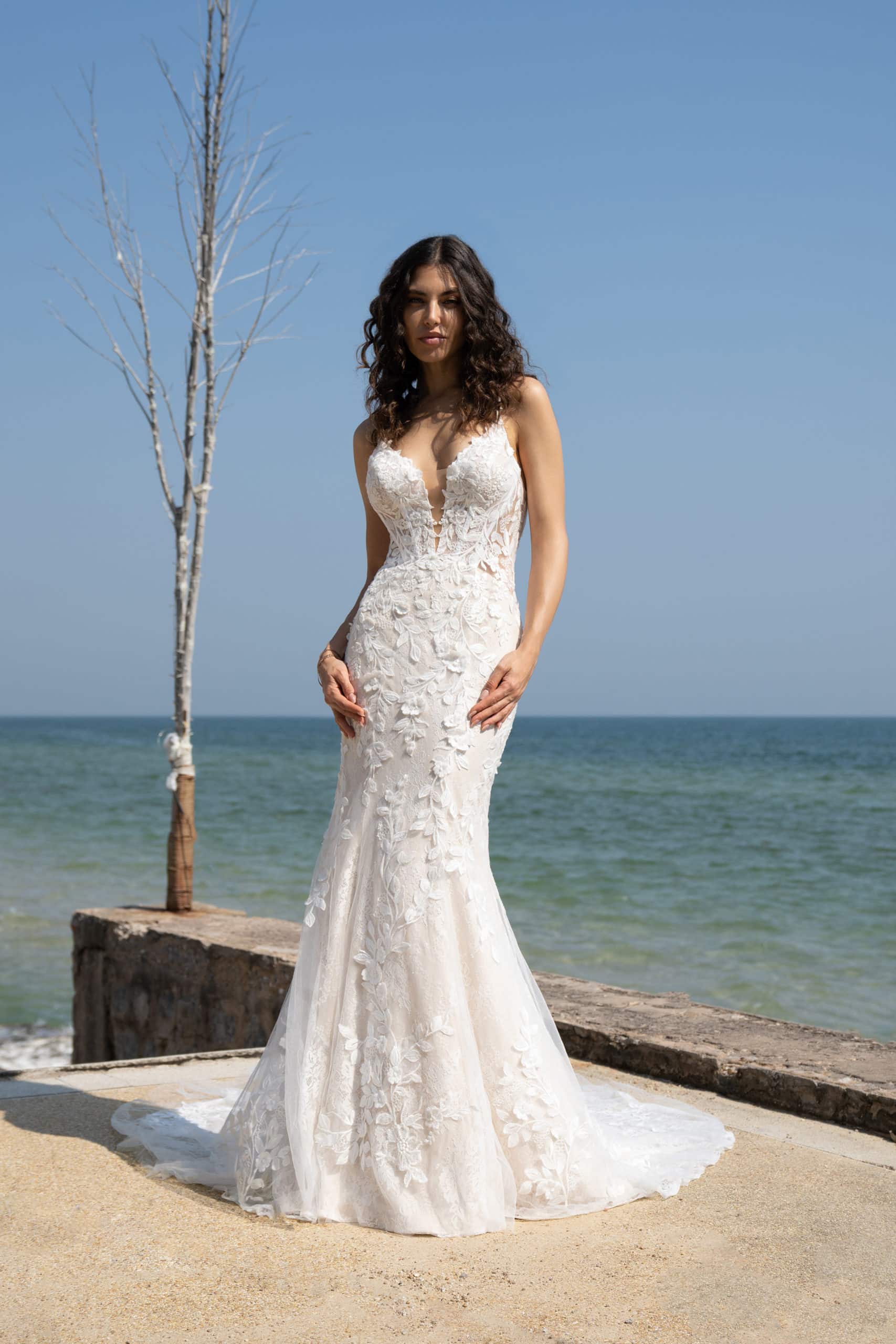 10104 Amelie Brautkleid Meerjungfrau mermaid bei VeRina Brautmoden in Hille Rothenuffeln eng geschnitten runder Rückenausschnitt V Ausschnitt vorne Spaghettiträg (3)