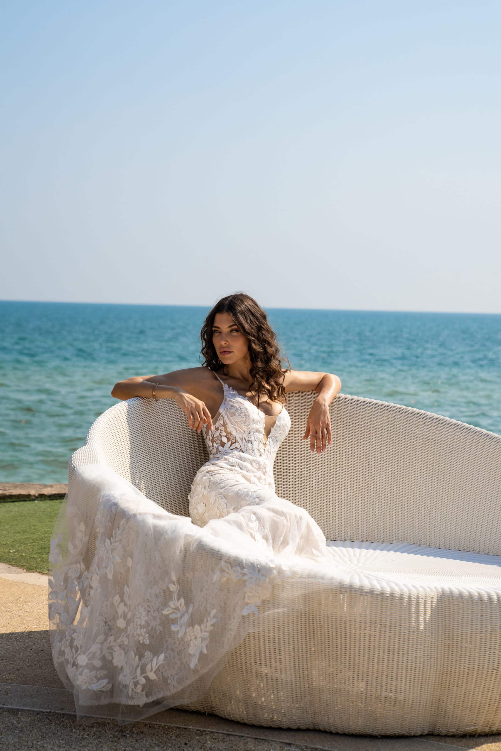 10104 Amelie Brautkleid Meerjungfrau mermaid bei VeRina Brautmoden in Hille Rothenuffeln eng geschnitten runder Rückenausschnitt V Ausschnitt vorne Spaghettiträg (4)