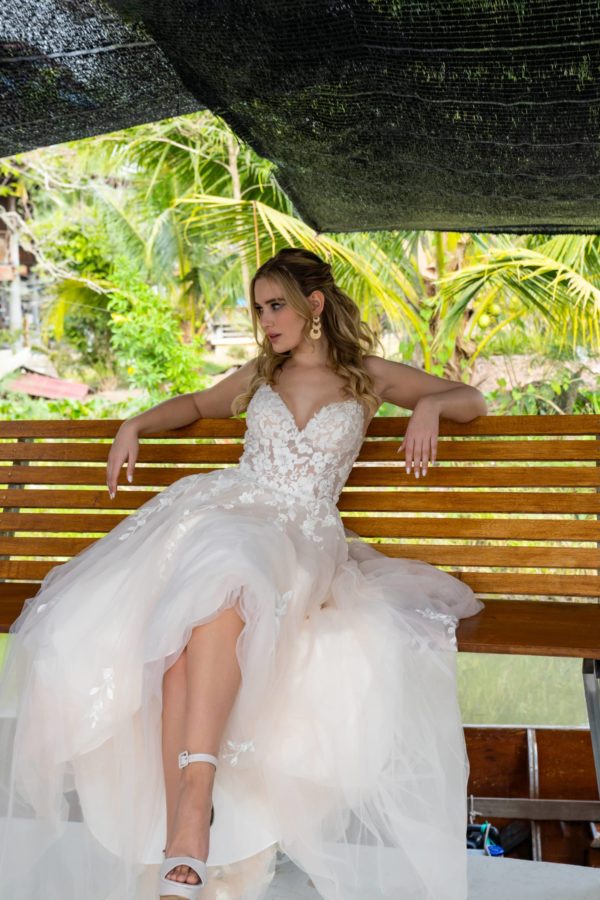 20308 Amelie Brautkleid bei VeRina Brautmoden in Hille Rothenuffeln Tüll Blätterspitze Spaghettiträger durchsichtiger Rücken (1)