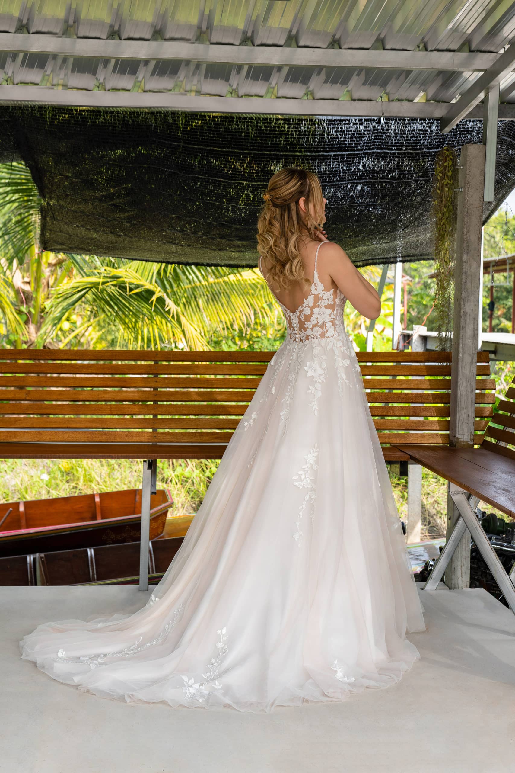 20308 Amelie Brautkleid bei VeRina Brautmoden in Hille Rothenuffeln Tüll Blätterspitze Spaghettiträger durchsichtiger Rücken (2)