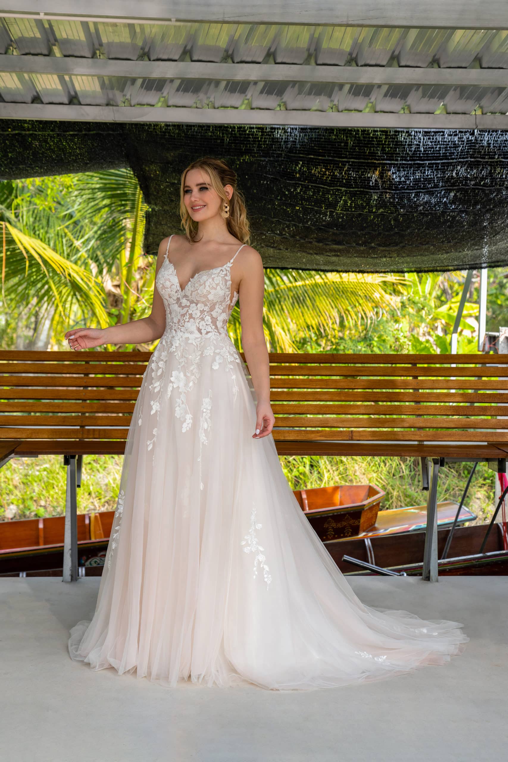 20308 Amelie Brautkleid bei VeRina Brautmoden in Hille Rothenuffeln Tüll Blätterspitze Spaghettiträger durchsichtiger Rücken