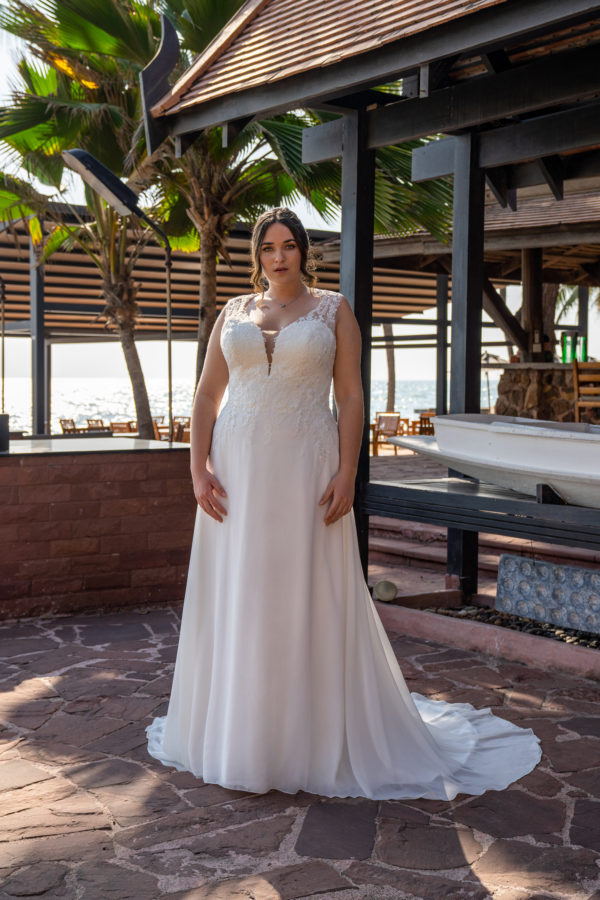 30100W Amelie Brautkleid bei VeRina Brautmoden in Hille Rothenuffeln Chiffon große Größe breite Träger Spitze Glitzer Schleppe V Ausschnitt