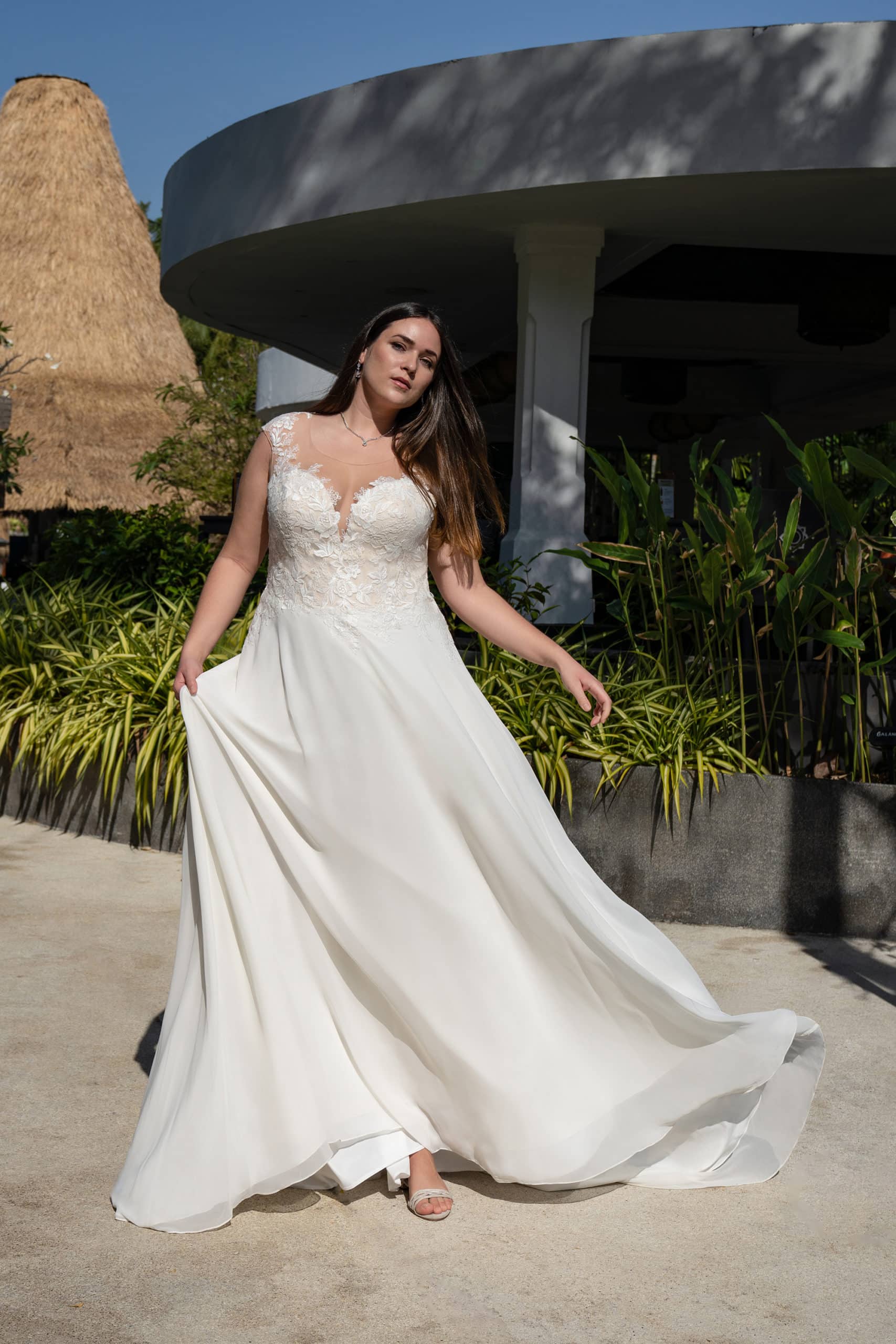 30108W Ameli Brautkleid bei VeRina Brautmoden in Hille Rothenuffeln Chiffon Schleppe breite Spitzenträger mit Netz Blümchenspitze Herzcorsage