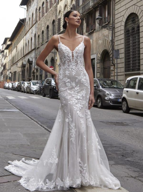 30822 Diane Legrand Brautkleid bei VeRina Brautmoden in Hille Rothenuffeln mermaid fließende Spitze Spaghettiträger Schleppe Spitzenborte