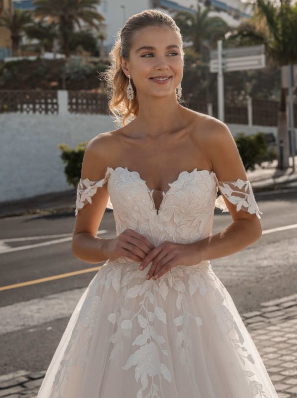 50703 Lisa Donetti Brautkleid bei VeRina Brautmoden in Hille Rothenuffeln Princess Cramenträger Blätterspitze Schnürung (2)