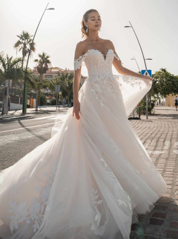 50703 Lisa Donetti Brautkleid bei VeRina Brautmoden in Hille Rothenuffeln Princess Cramenträger Blätterspitze Schnürung (4)