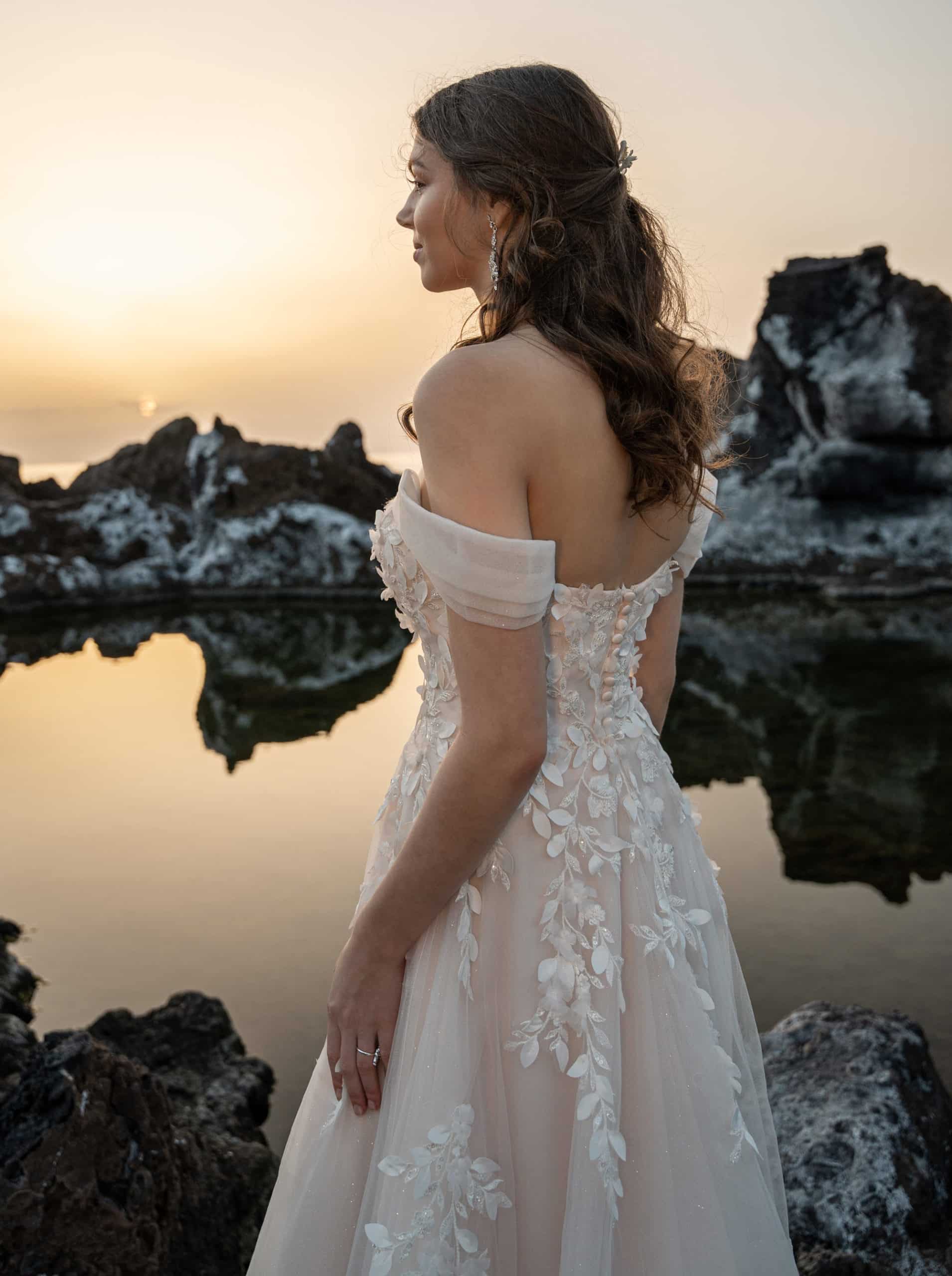 50709 Lisa Donetti Brautkleid bei VeRina Brautmoden in Hille Rothenuffeln Carmenträger Herzcorsage 3D Blüten (1)