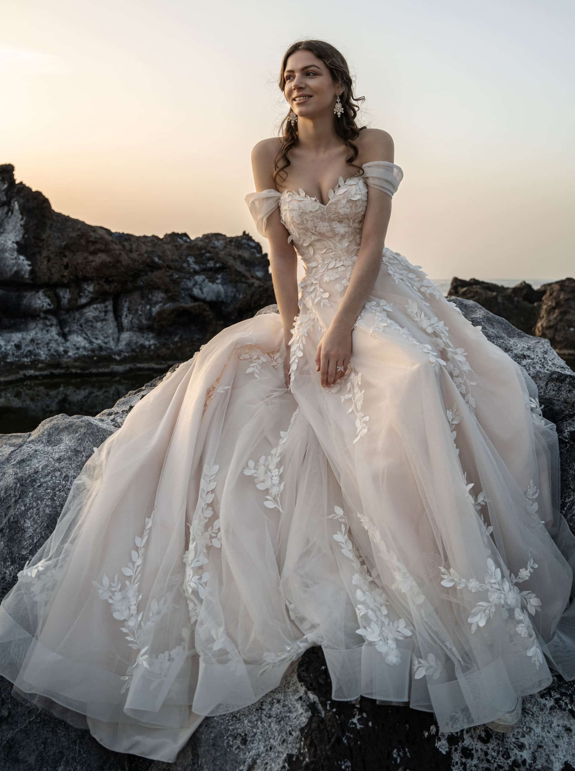 50709 Lisa Donetti Brautkleid bei VeRina Brautmoden in Hille Rothenuffeln Carmenträger Herzcorsage 3D Blüten (2)