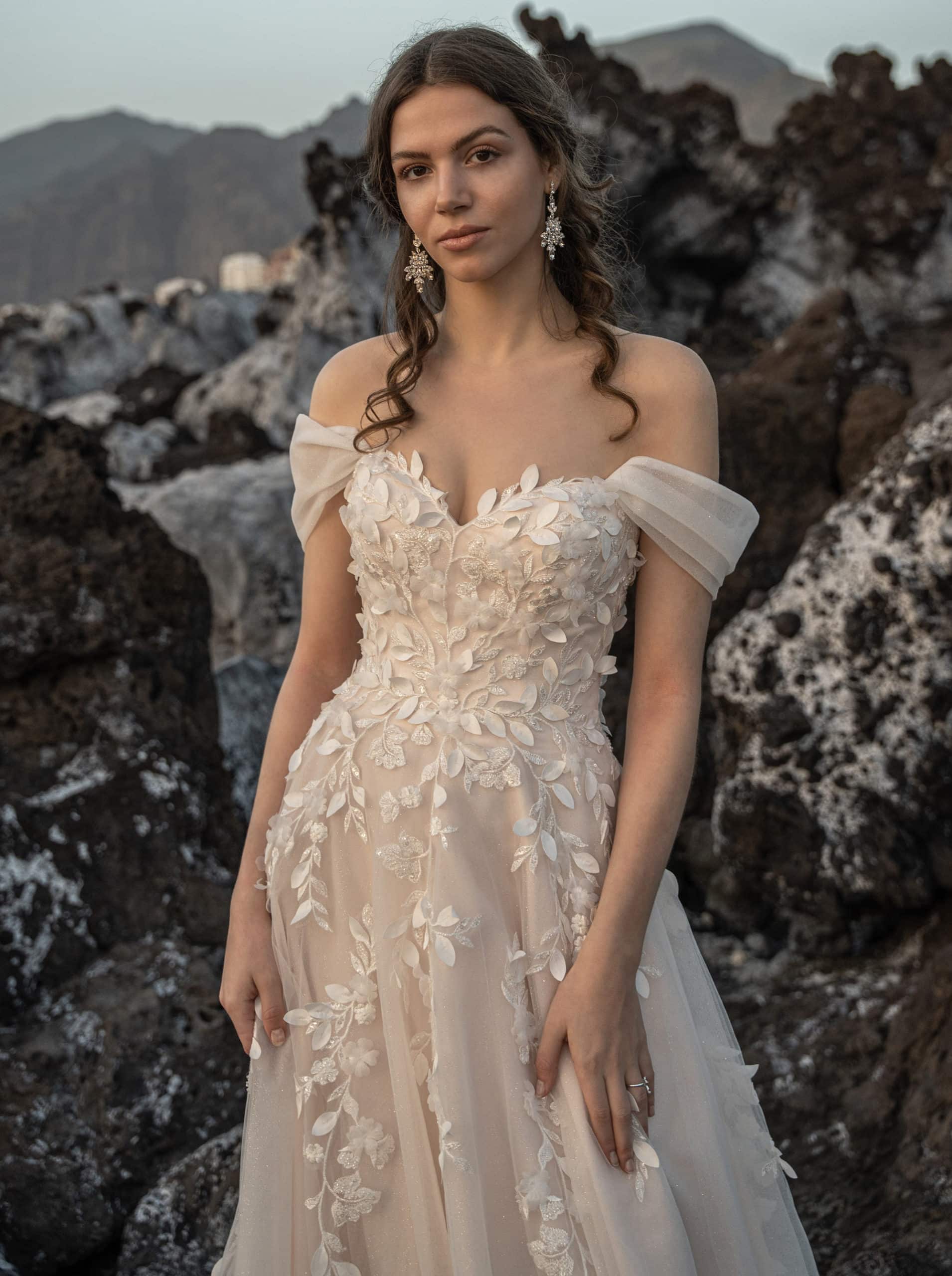 50709 Lisa Donetti Brautkleid bei VeRina Brautmoden in Hille Rothenuffeln Carmenträger Herzcorsage 3D Blüten