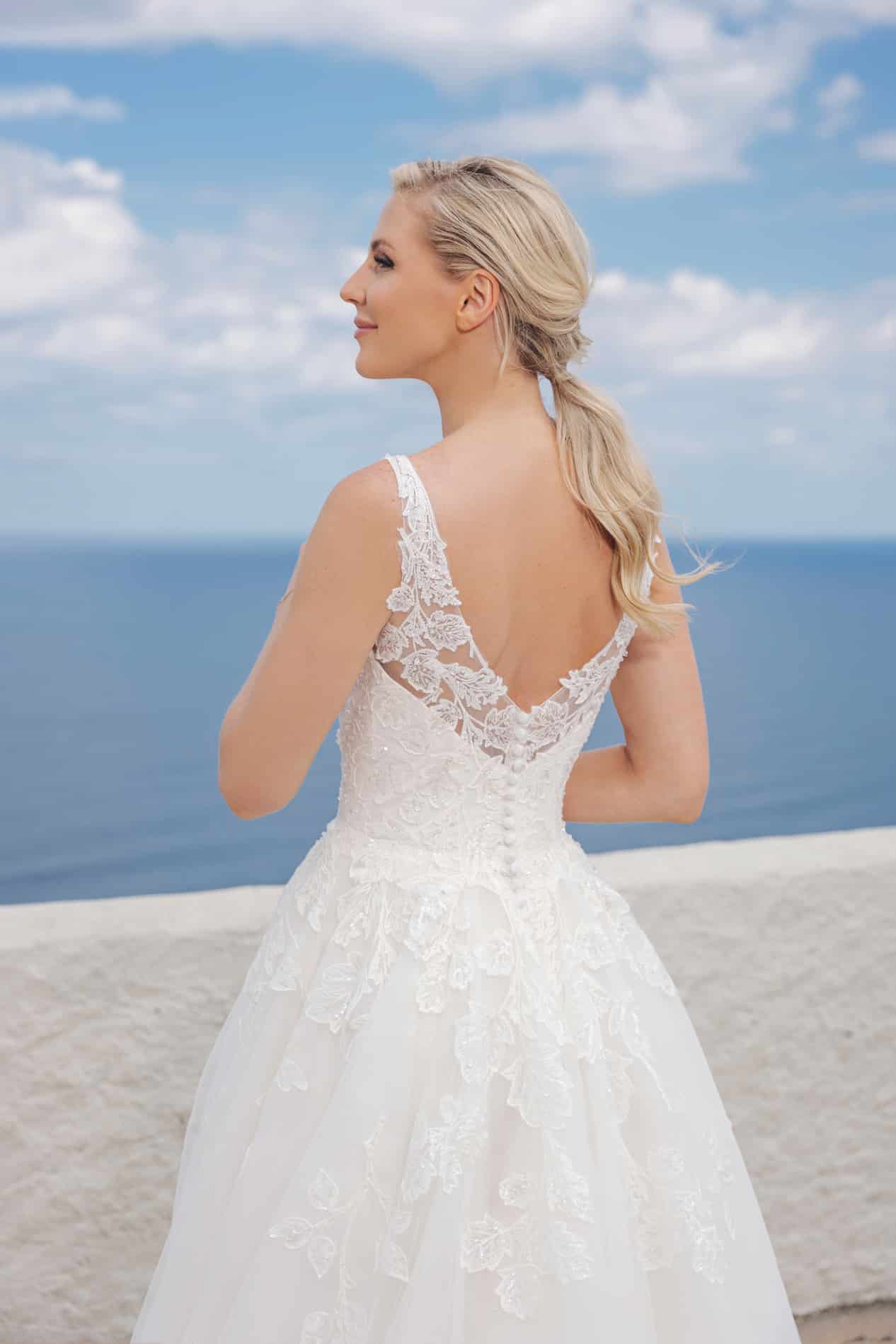 B2314 Amera Vera Brautkleid bei VeRina Brautmoden in Hille Rothenuffeln Tüllkleid Prinzessin breitere Träger V Ausschnitt fließende Spitze Steinchen Glitzer (1)