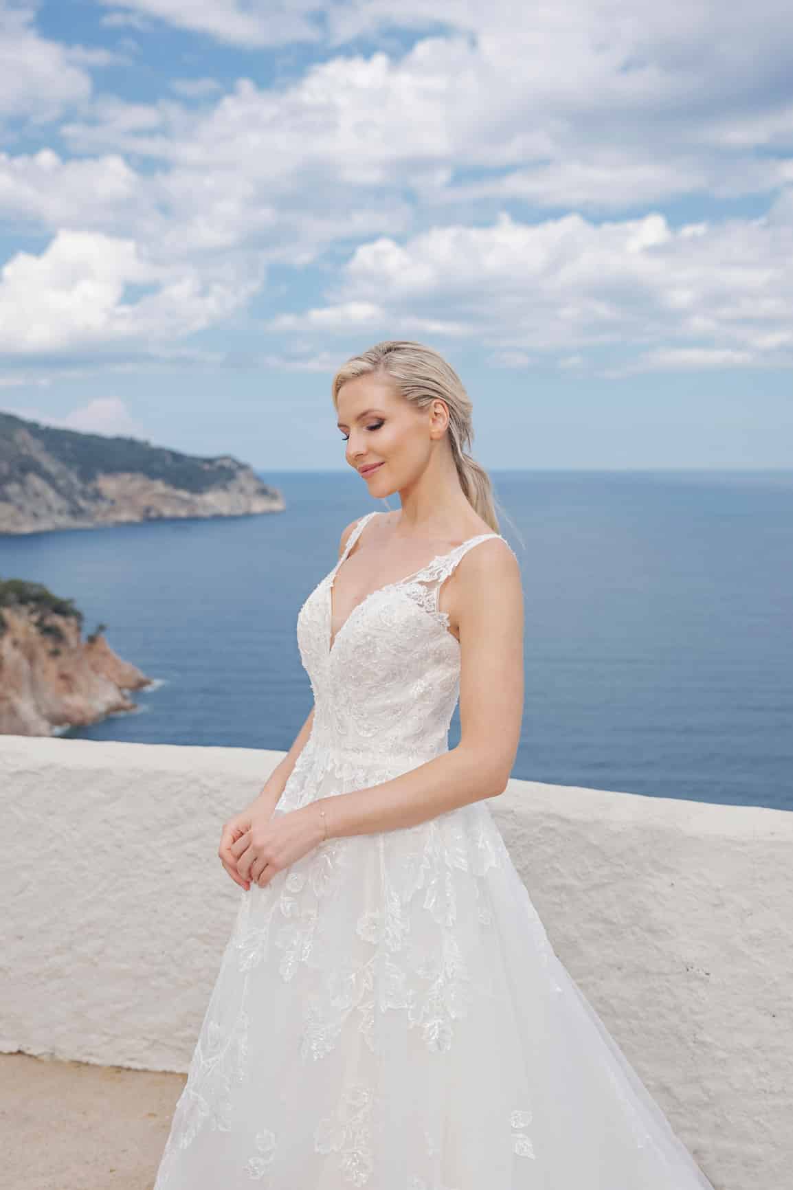 B2314 Amera Vera Brautkleid bei VeRina Brautmoden in Hille Rothenuffeln Tüllkleid Prinzessin breitere Träger V Ausschnitt fließende Spitze Steinchen Glitzer (2)