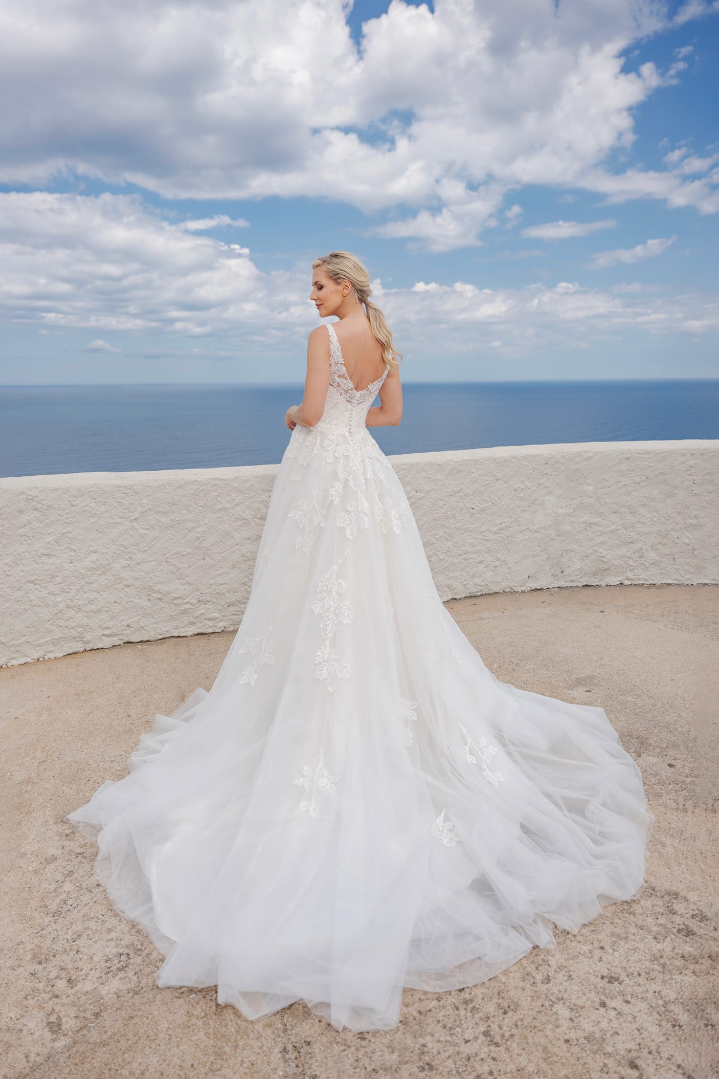 B2314 Amera Vera Brautkleid bei VeRina Brautmoden in Hille Rothenuffeln Tüllkleid Prinzessin breitere Träger V Ausschnitt fließende Spitze Steinchen Glitzer (3)