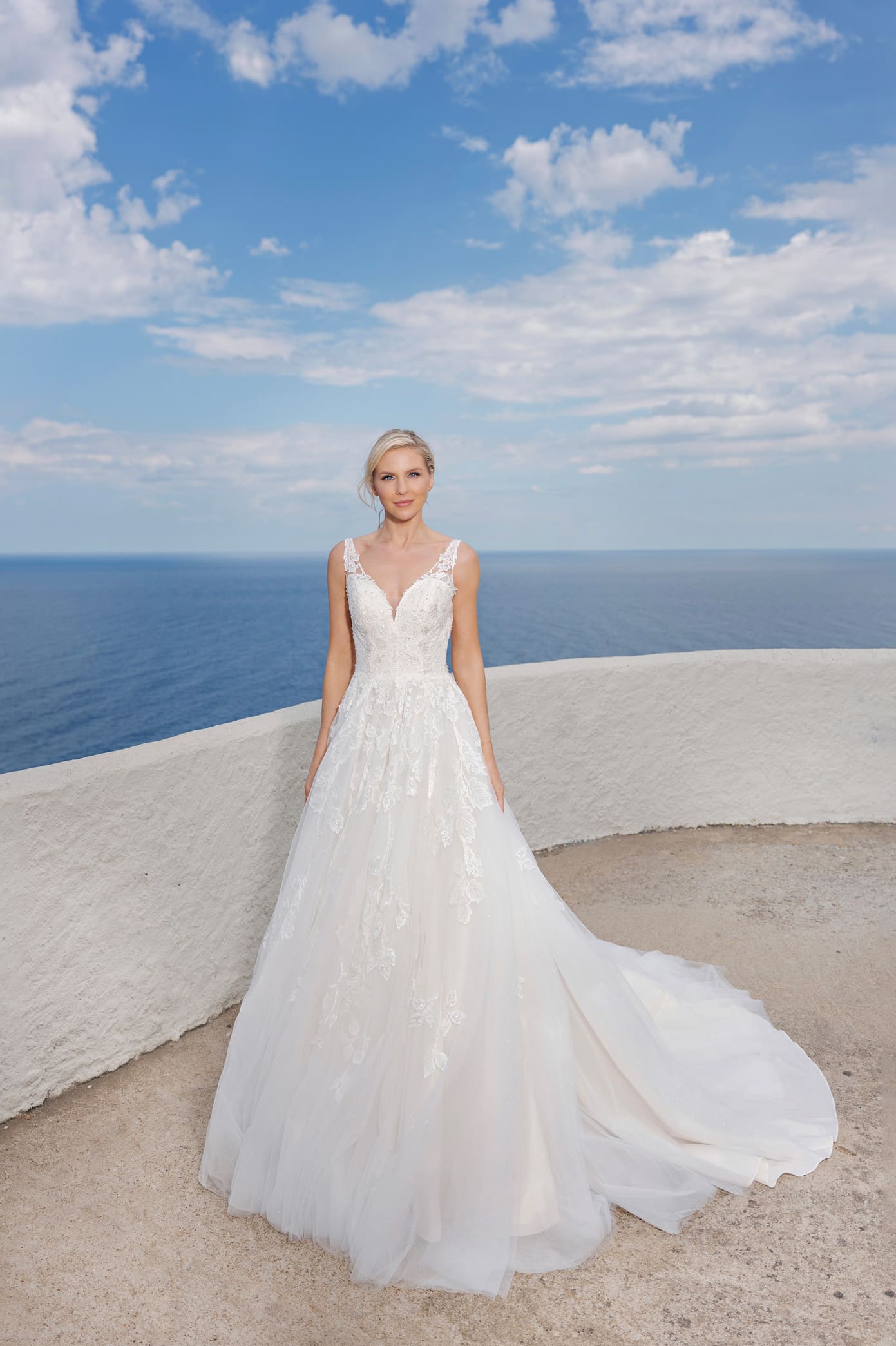 B2314 Amera Vera Brautkleid bei VeRina Brautmoden in Hille Rothenuffeln Tüllkleid Prinzessin breitere Träger V Ausschnitt fließende Spitze Steinchen Glitzer