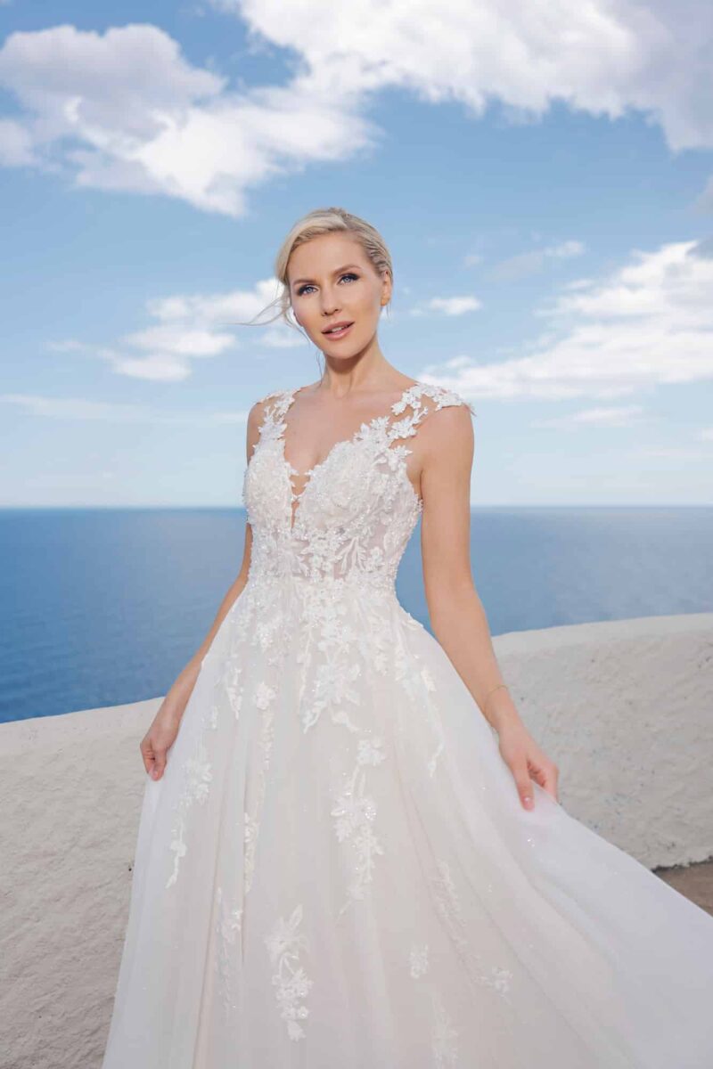 B2404 Amera Vera Brautkleid bei VeRina Brautmoden in Hille Rothenuffeln Tüllkleid breite Träger runder Rückenausschnitt Spitze Glitzer (2)