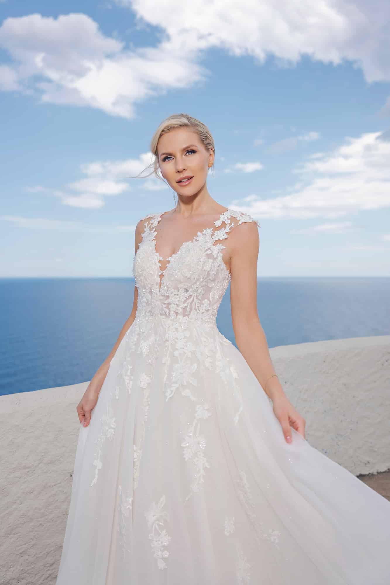 B2404 Amera Vera Brautkleid bei VeRina Brautmoden in Hille Rothenuffeln Tüllkleid breite Träger runder Rückenausschnitt Spitze Glitzer (2)