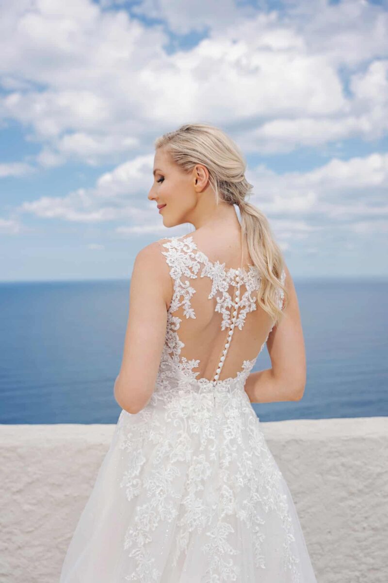 B2412 Amera Vera Brautkleid bei VeRina Brautmoden in Hille Rothenuffeln Tüllkleid Prinzessin Spitze Steinchen Glitzer Tattoospitze tiefer Ausschnitt (1)