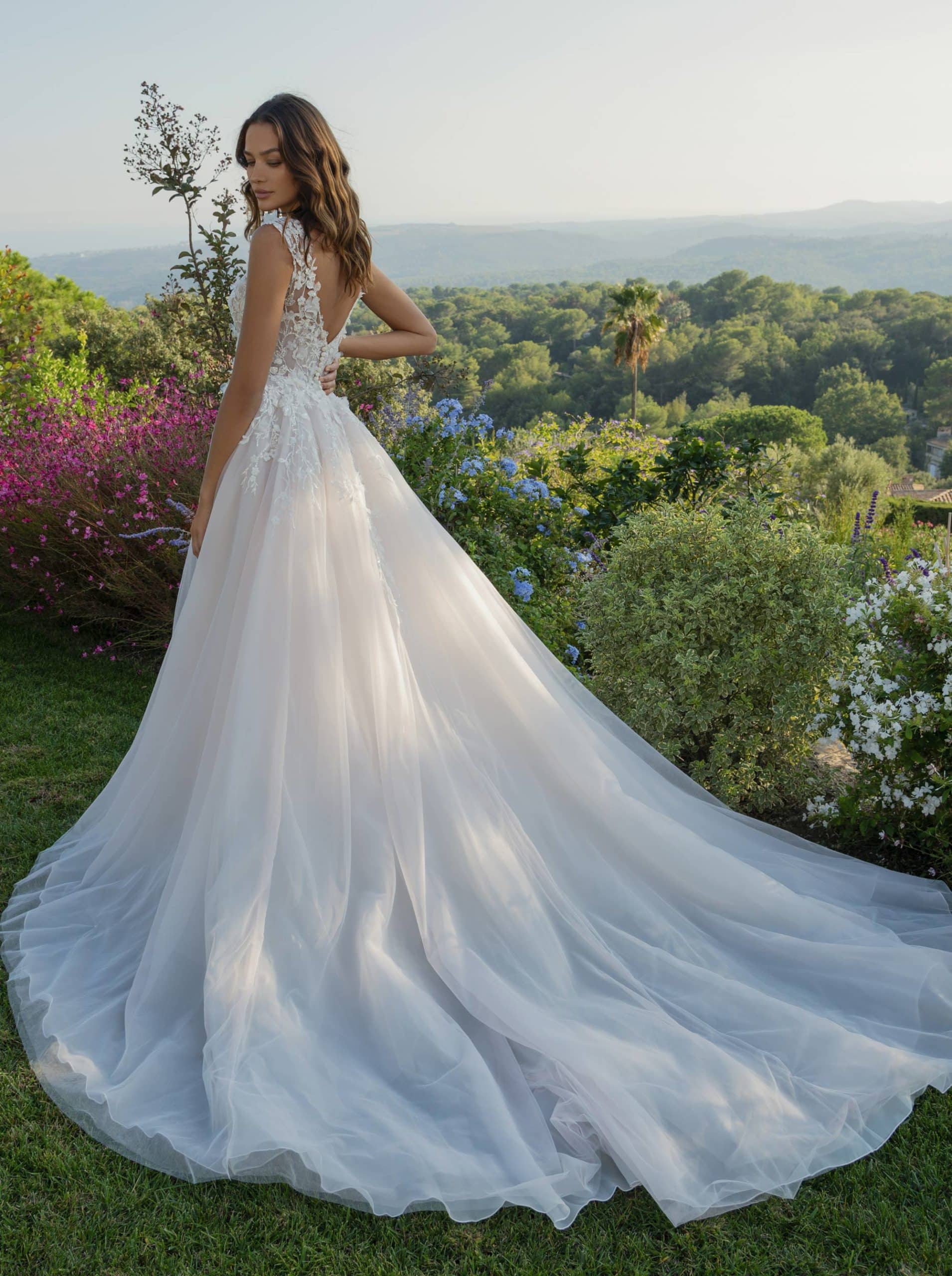 DL81108 Diane Legrand Brautkleid bei VeRina Brautmoden in Hille Rothenuffeln Tüll breitere Träger V Ausschnitt Spitze Glitzer Perlen (2)