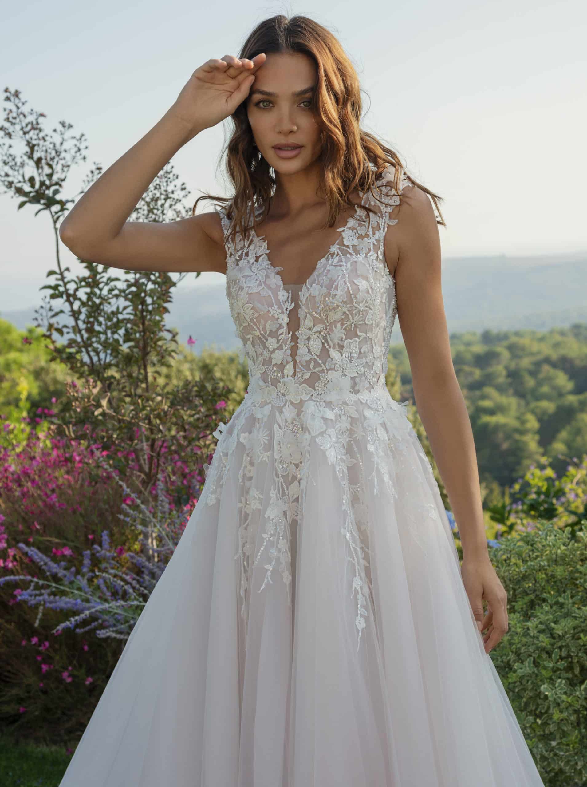 DL81108 Diane Legrand Brautkleid bei VeRina Brautmoden in Hille Rothenuffeln Tüll breitere Träger V Ausschnitt Spitze Glitzer Perlen