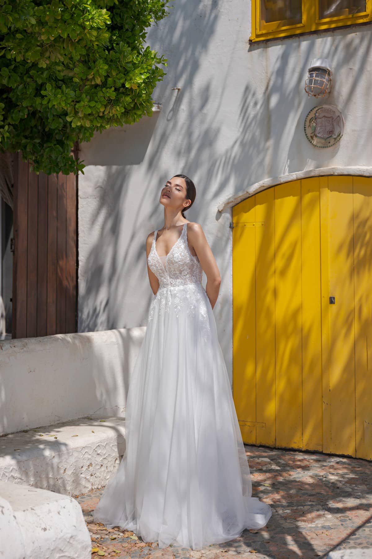 b2456 Amera Vera Brautkleid bei VeRina Brautmoden in Hille Rothenuffeln Tüllkleid Softtüll zarte florale Spitze V Ausschnitt (1)