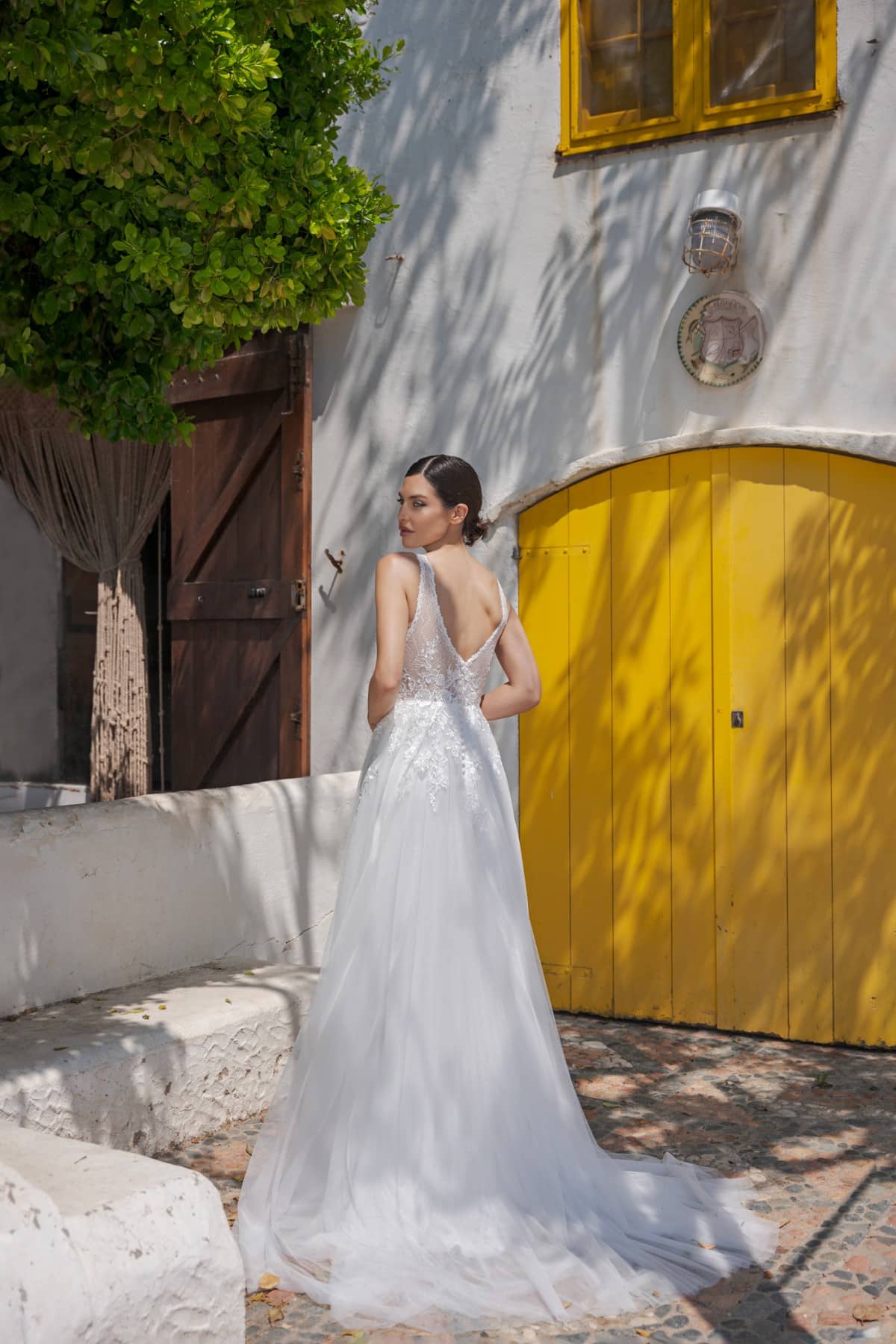 b2456 Amera Vera Brautkleid bei VeRina Brautmoden in Hille Rothenuffeln Tüllkleid Softtüll zarte florale Spitze V Ausschnitt (3)