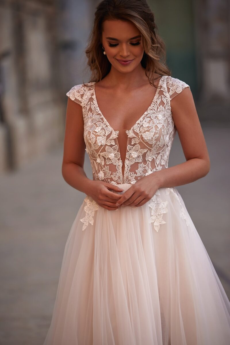 Leticia dama couture Brautkleid bei VeRina Brautmoden in Hille Rothenuffeln kurze schmetterlings Ärmeln farbigen Tüllrock Schleppe (1)