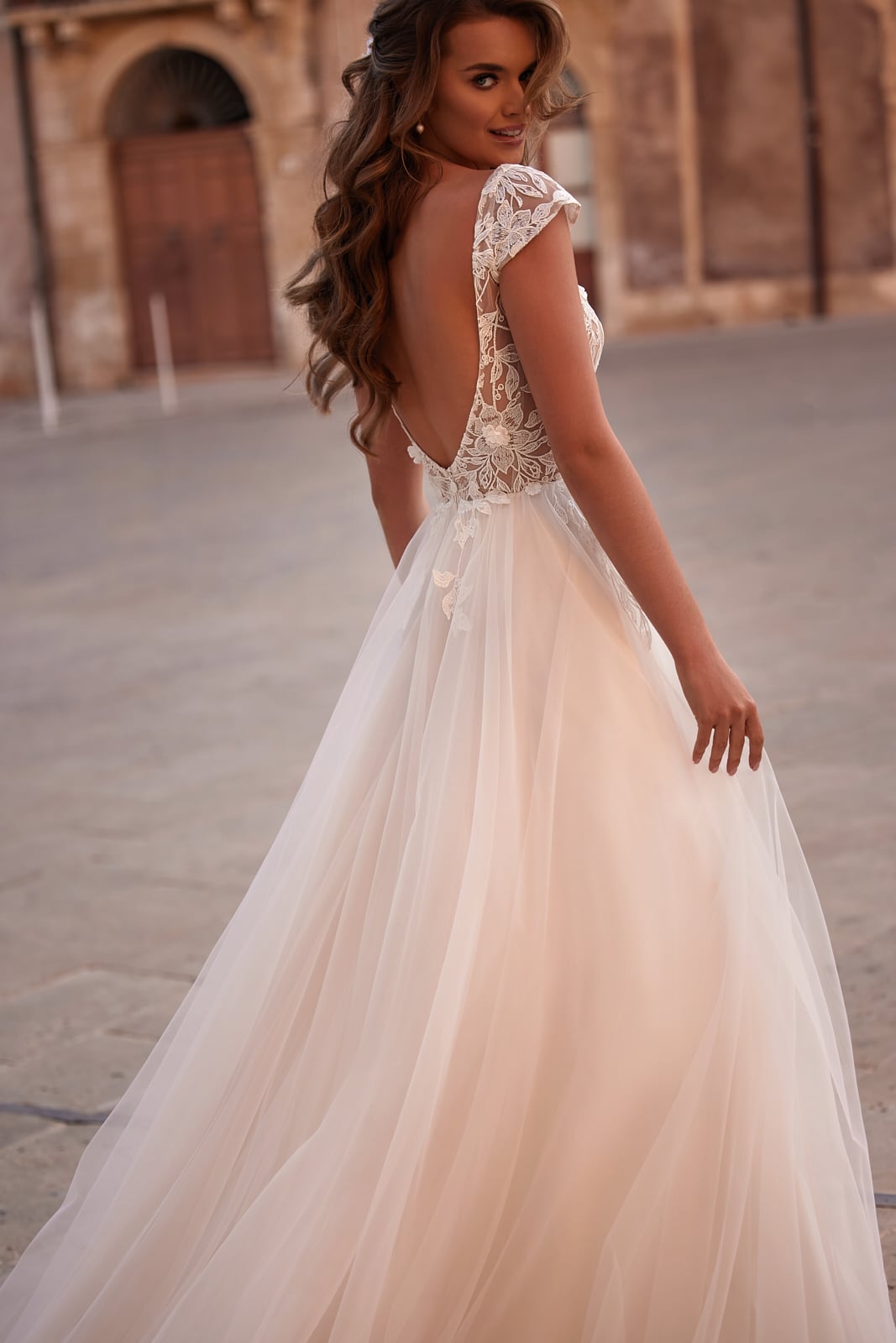 Leticia dama couture Brautkleid bei VeRina Brautmoden in Hille Rothenuffeln kurze schmetterlings Ärmeln farbigen Tüllrock Schleppe (2)