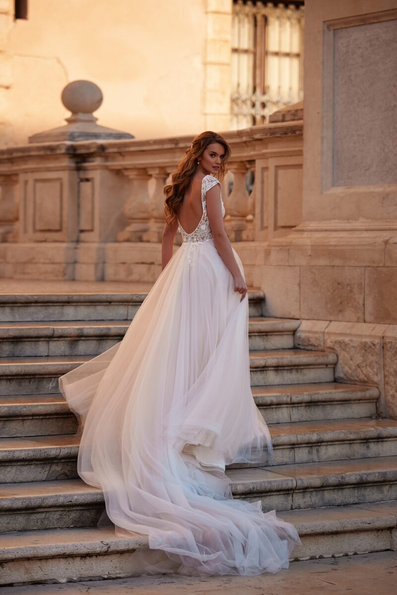 Leticia dama couture Brautkleid bei VeRina Brautmoden in Hille Rothenuffeln kurze schmetterlings Ärmeln farbigen Tüllrock Schleppe (3)