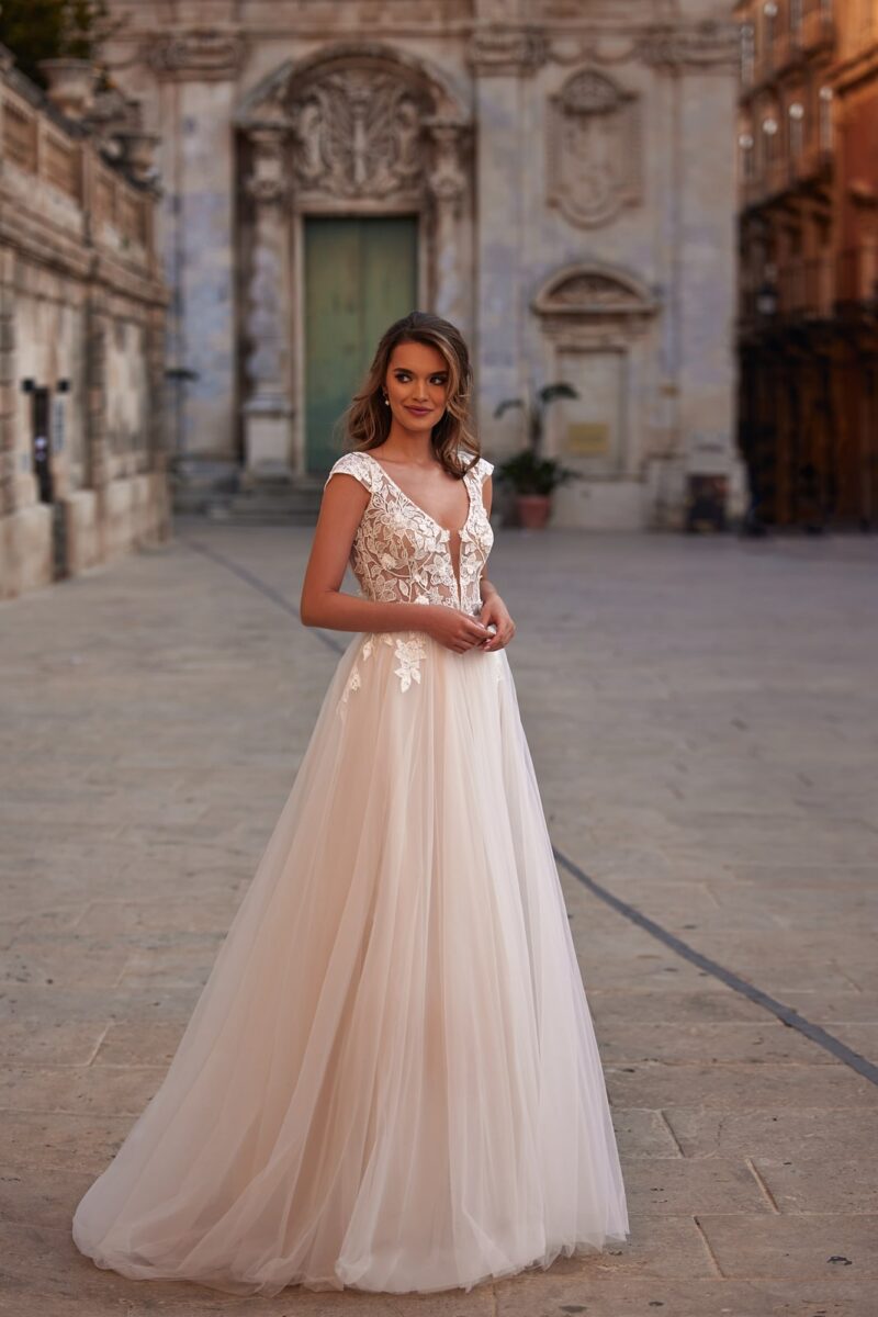 Leticia dama couture Brautkleid bei VeRina Brautmoden in Hille Rothenuffeln kurze schmetterlings Ärmeln farbigen Tüllrock Schleppe (4)