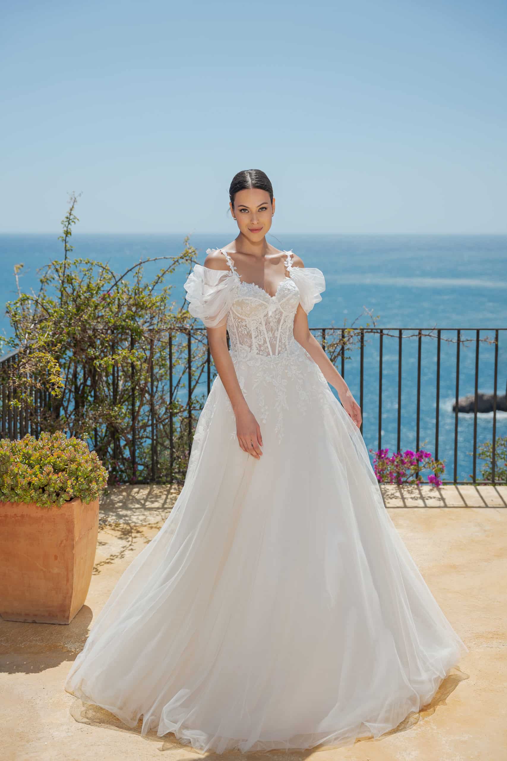 MGB139 Brautkleid FashionQueen bei VeRina Brautmoden in Hille Rothenuffeln Puff Carmenträger kleine Schnürung Tüllkleid Zarte Spaghettiträger mit Spitze Herzcorsage (2)