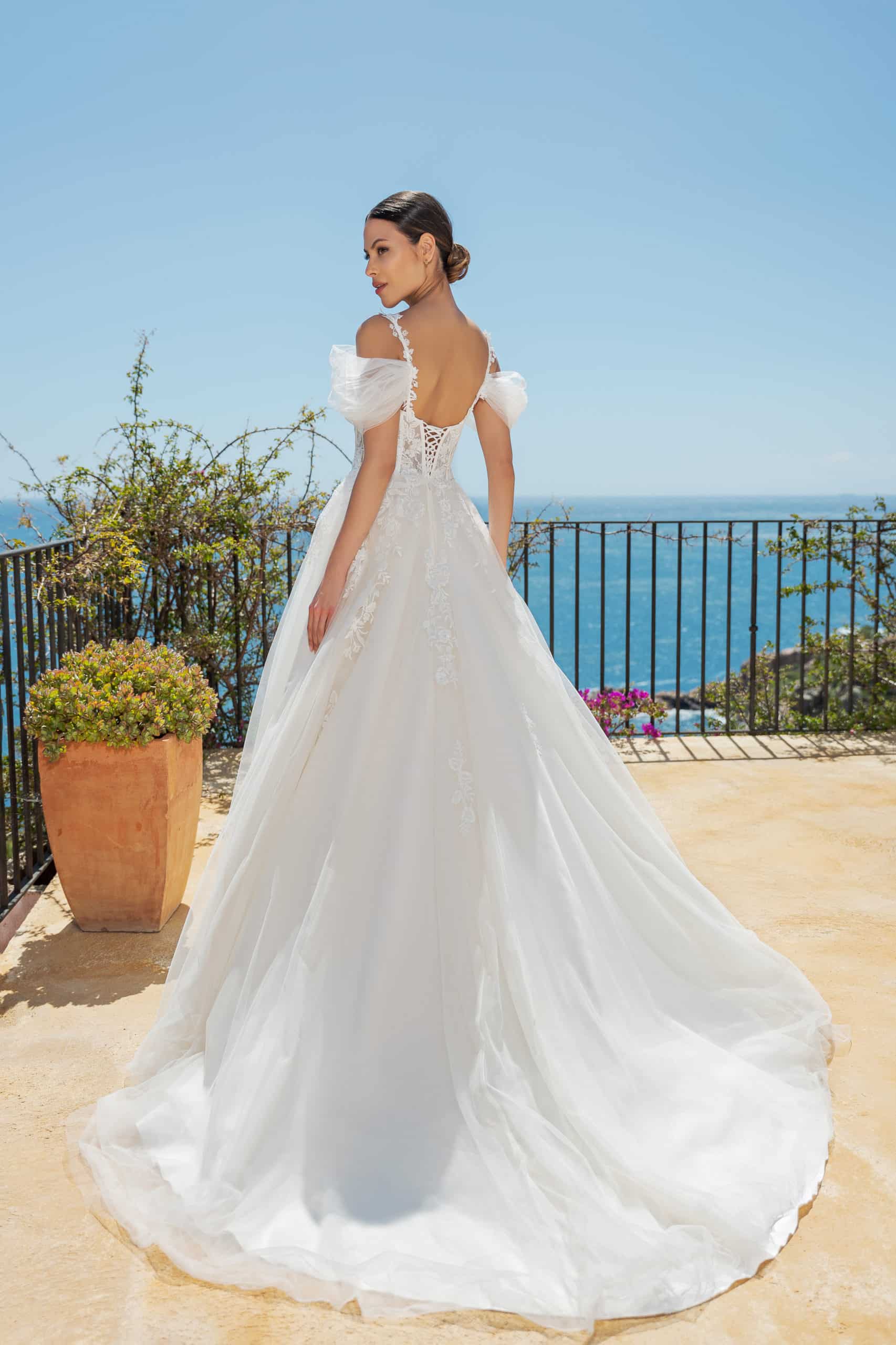 MGB139 Brautkleid FashionQueen bei VeRina Brautmoden in Hille Rothenuffeln Puff Carmenträger kleine Schnürung Tüllkleid Zarte Spaghettiträger mit Spitze Herzcorsage (3)