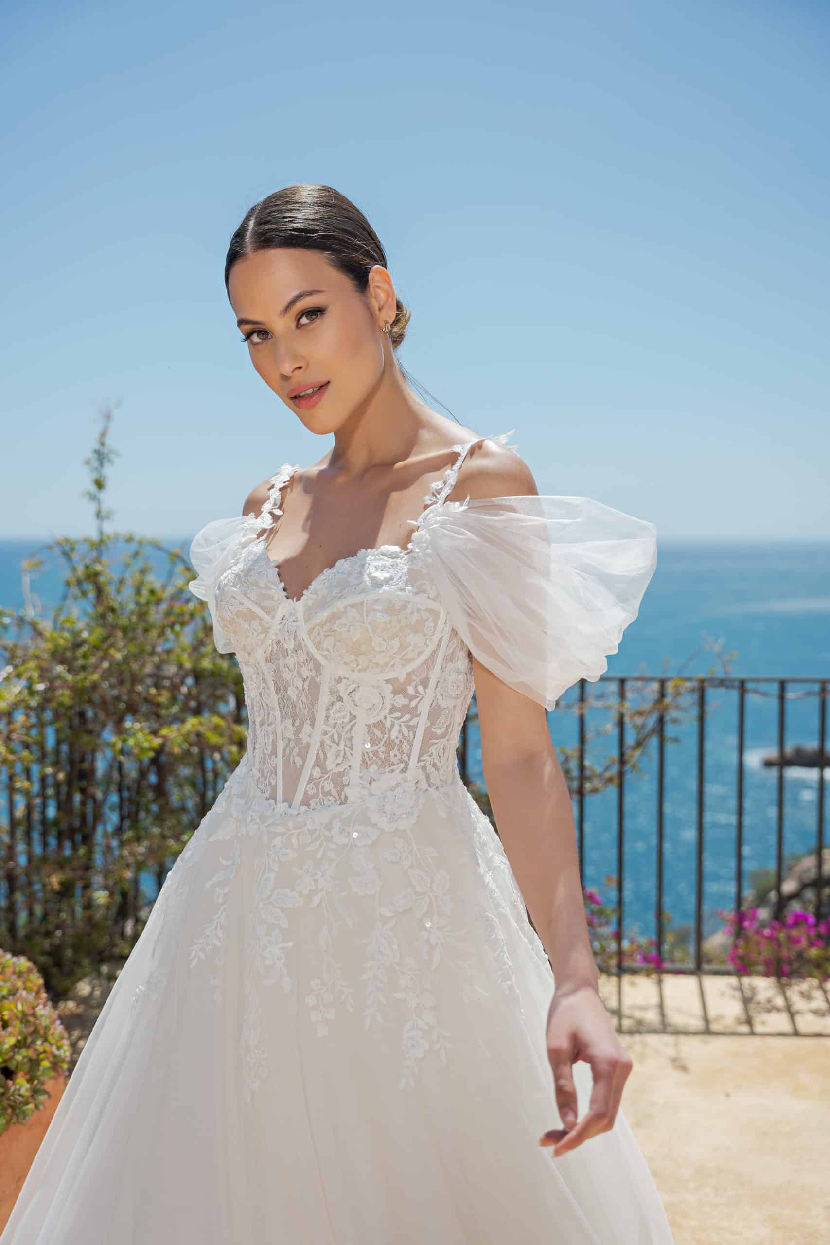 MGB139 Brautkleid FashionQueen bei VeRina Brautmoden in Hille Rothenuffeln Puff Carmenträger kleine Schnürung Tüllkleid Zarte Spaghettiträger mit Spitze Herzcorsage (4)