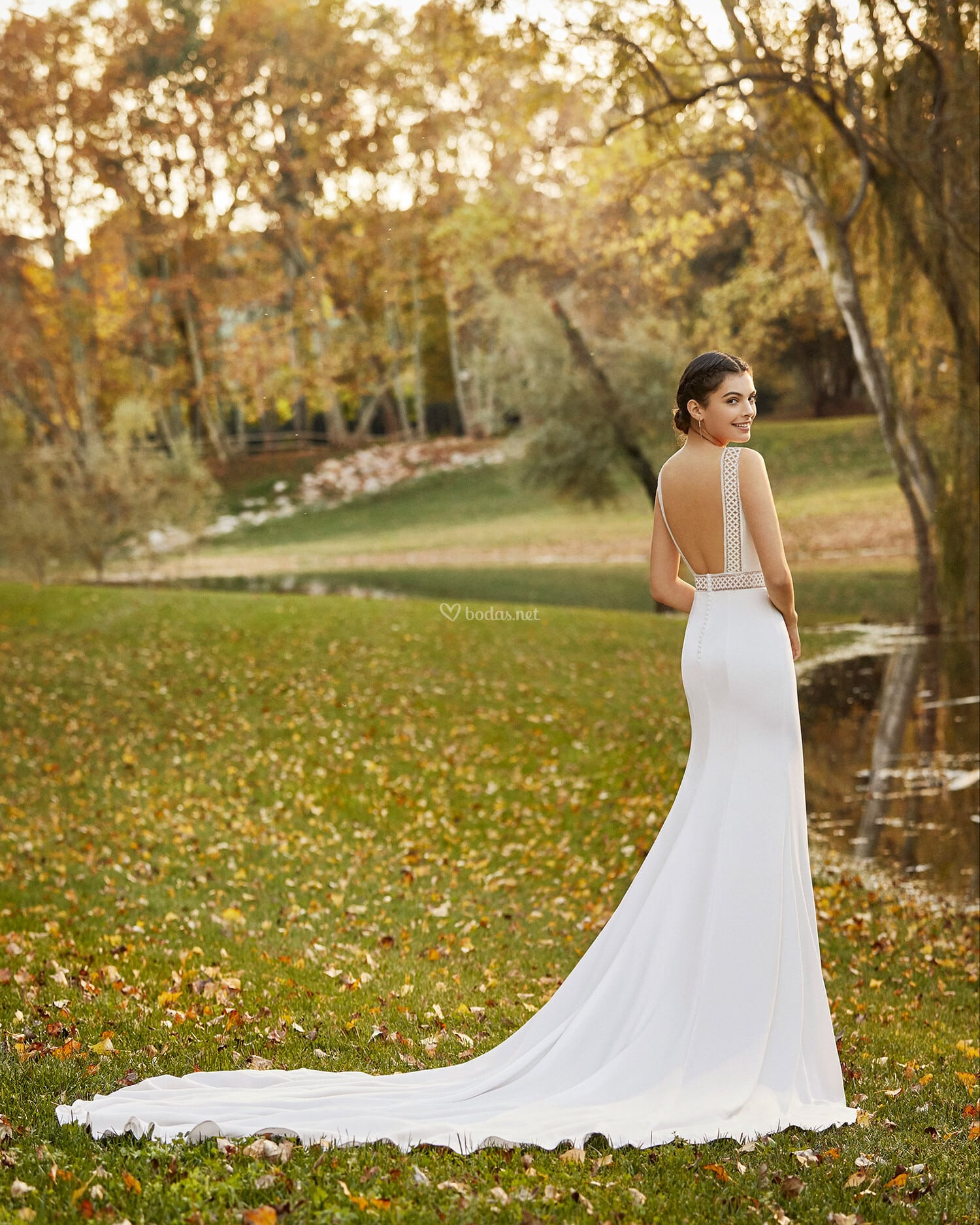 Odette Alma Novia Brautkleid bei VeRina Brautmoden In Hille Rothenuffeln hochgeschlossen lange Schleppe Schlicht offener Rücken1