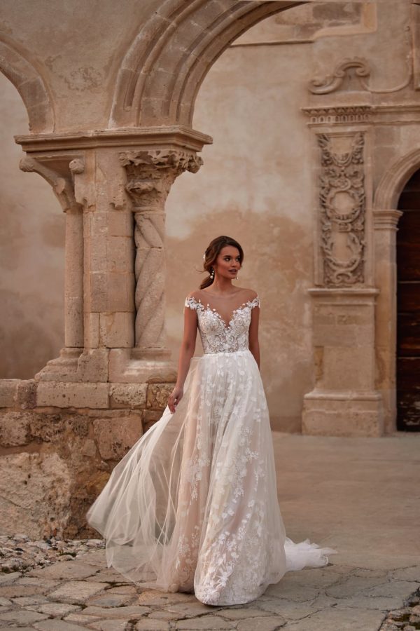 Valentine dama couture Brautkleid bei VeRina Brautmoden in Hille Rothenuffeln schräge Spitzenträger Tüllkleid Rock mit viel Spitze Schleppe (1)