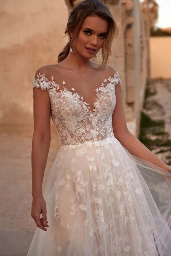 Valentine dama couture Brautkleid bei VeRina Brautmoden in Hille Rothenuffeln schräge Spitzenträger Tüllkleid Rock mit viel Spitze Schleppe (2)